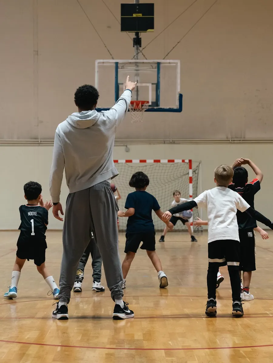 Un coach montre le panier aux enfants